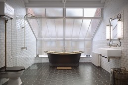 AOI Studios - Loft Family Bathroom